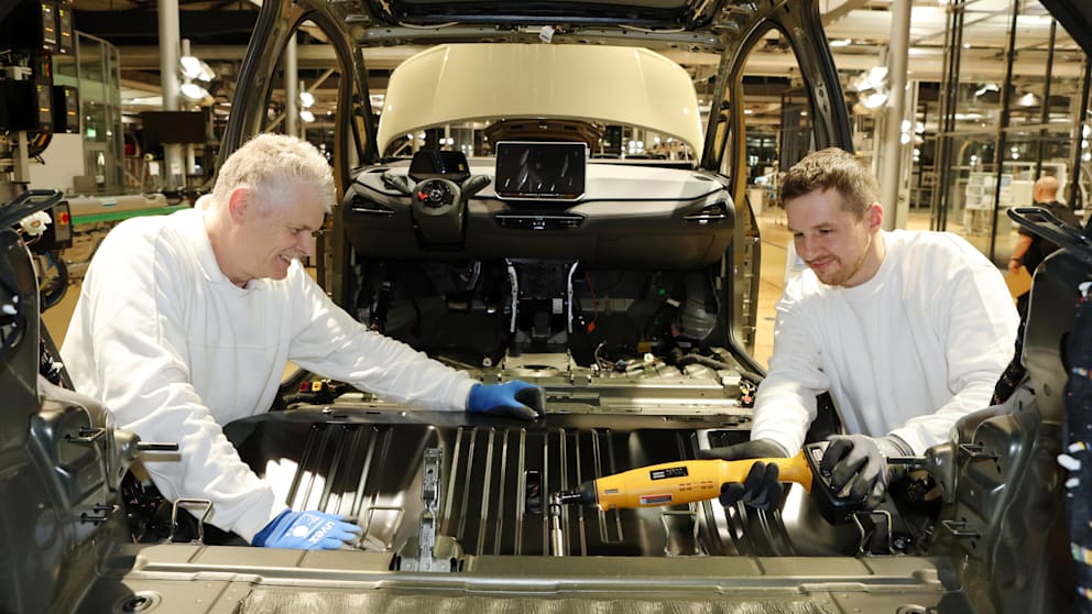 Während der 45-minütigen Führungen können Besucher jetzt hautnah zuschauen, wie die Fahrzeuge montiert werden