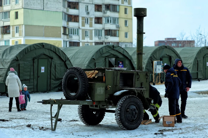 Helfer richten in Kiew beheizte Zeltlager ein, um Bewohner während Strom- und Heizungsausfällen nach russischen Angriffen zu versorgen.