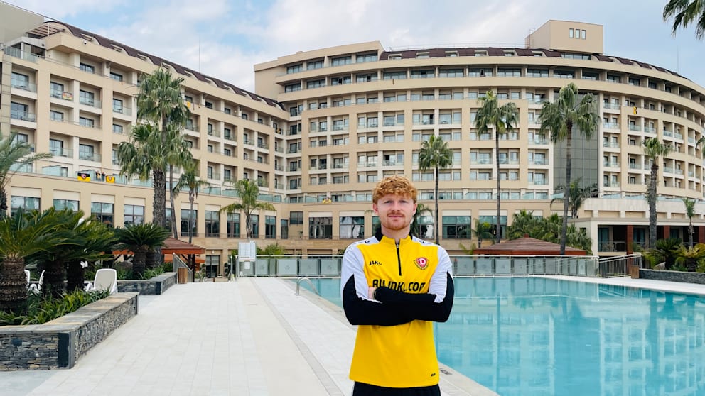 Robert Wagner vorm Dynamo-Hotel im Wintercamp in der Türkei.