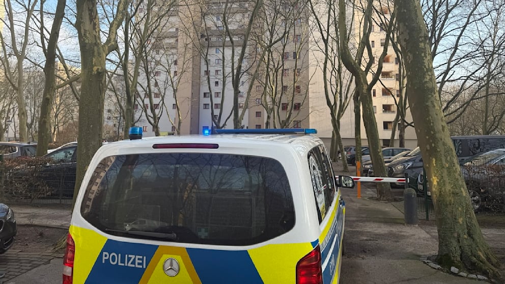 Ein Einsatzwagen der Polizei vor dem Hochhaus im Märkischen Viertel. Ein 30-Jähriger hatte Gegenstände geworfen