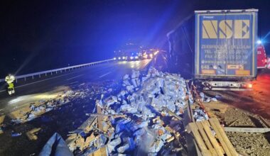 Lasterunfall auf der Autobahn: Ladung verloren