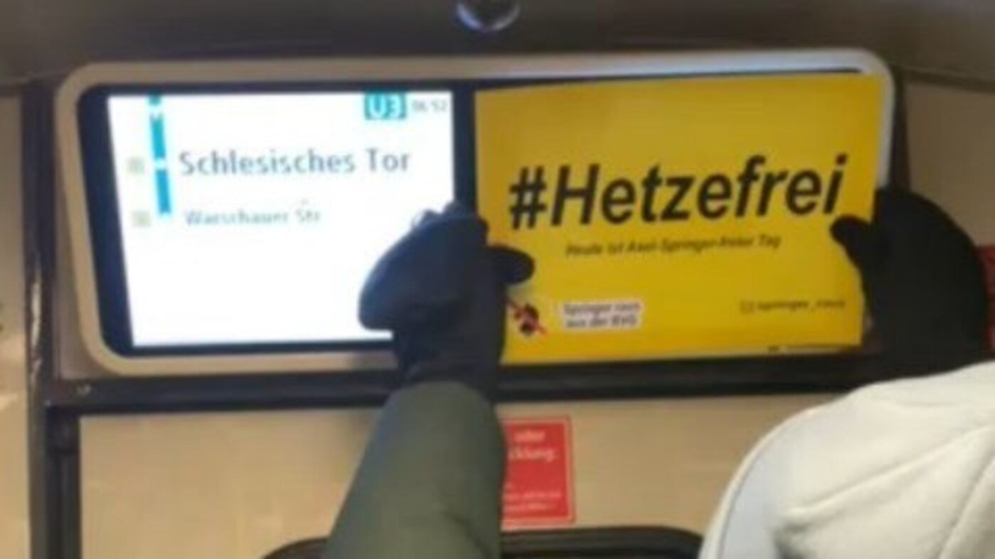 Protest gegen Axel Springer in der BVG: Linke Aktivisten überkleben Bildschirme