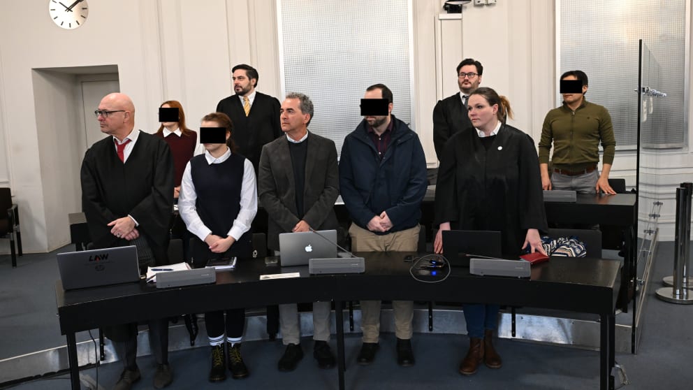 Nach einem tödlichen Brand im Helios-Klinikums in Pforzheim hat der Prozess begonnen. Zwei Ärzte und zwei Pflegekräfte sollen einen Mann fixiert haben, der bei dem Feuer starb