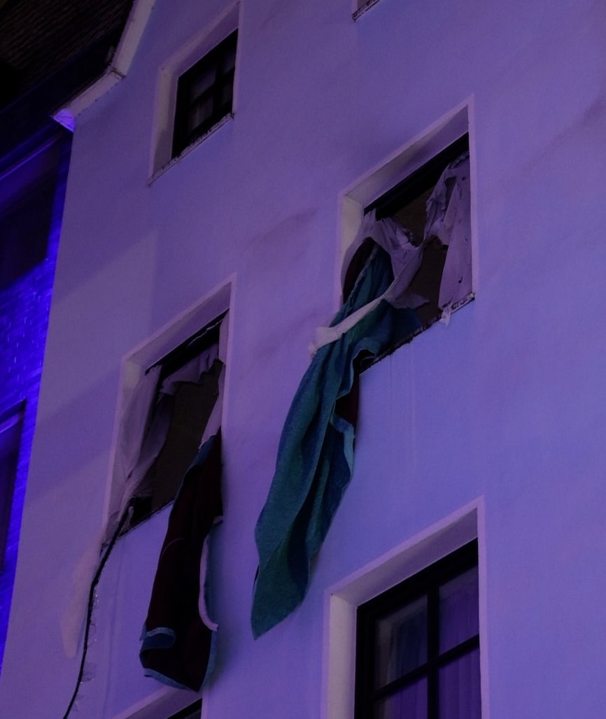 In der dritten Etage kam es zu der Verpuffung, die Fenster flogen aus den Rahmen
