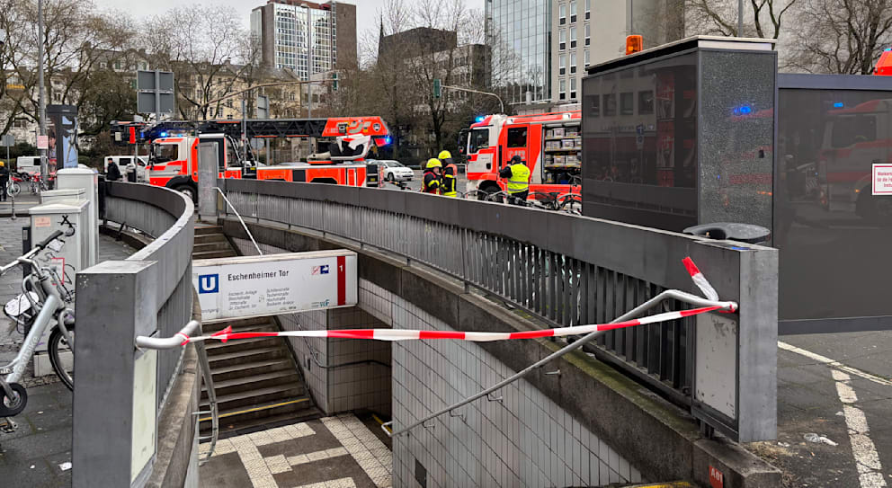 Die Zugänge zur U-Bahn-Station wurden während des Einsatzes der Feuerwehr gesperrt