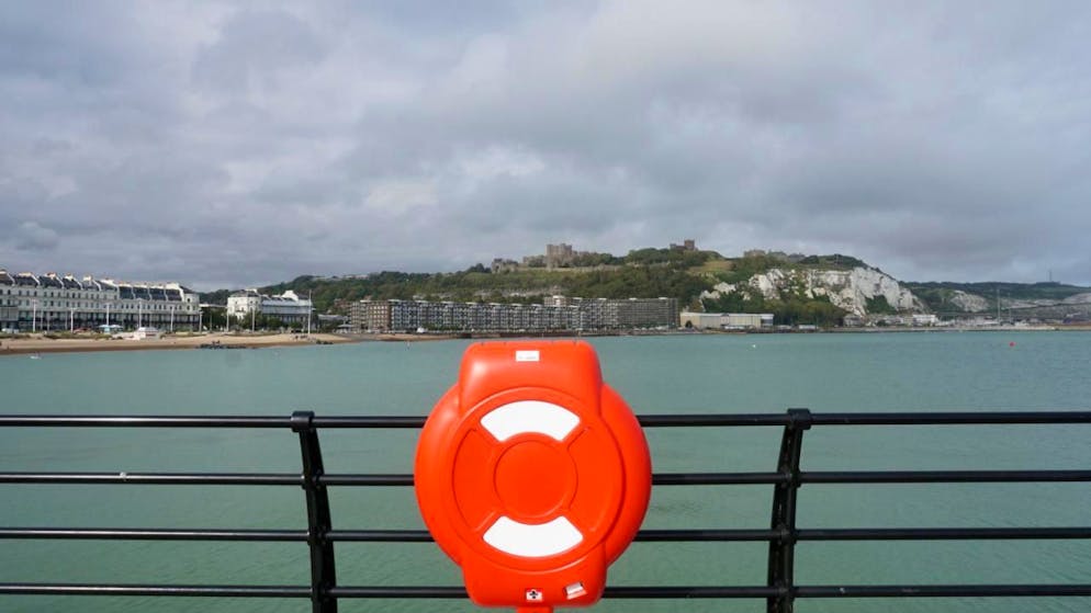 ARCHIV - Ein Rettungsring hängt an einem Geländer im Hafen von Dover. Foto: Larissa Schwedes/dpa/Archivbild