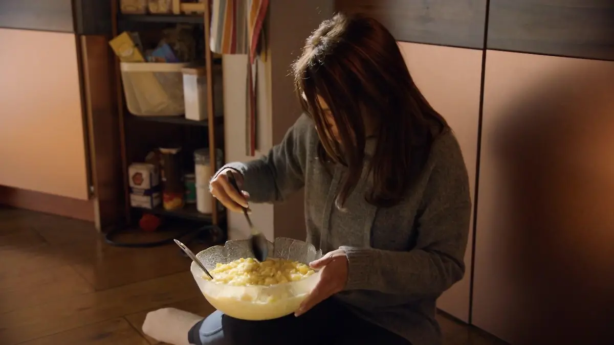 Lilly (Iris Mareike Steen) erleidet eine Fressattacke.