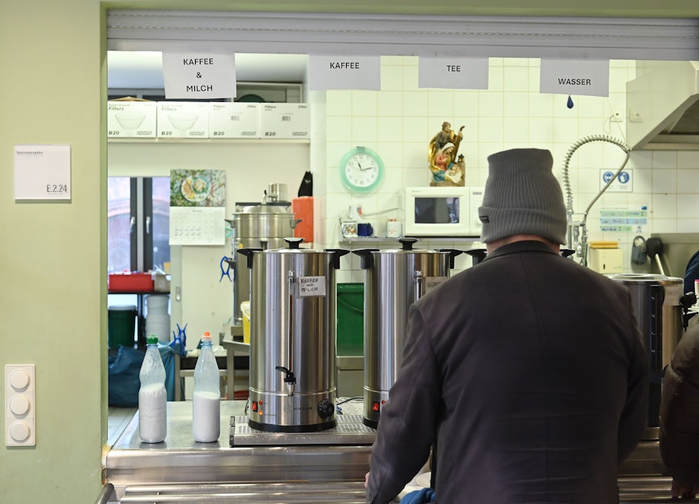 Nicht nur eine warme Suppe wird täglich im Haneberghaus an Bedürftige ausgegeben, sondern es gibt auch warme Getränke.