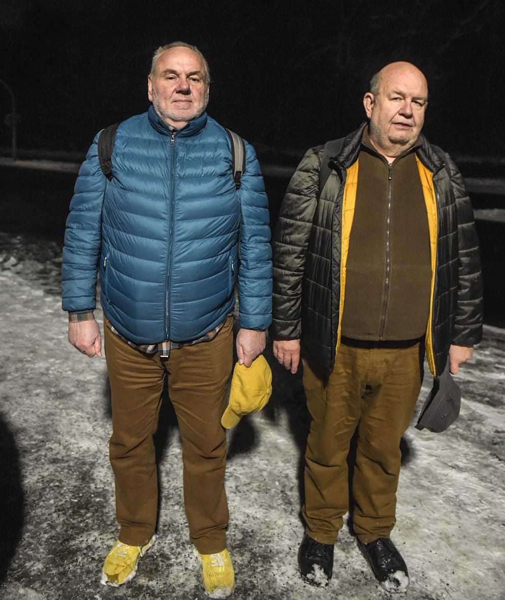Eckhard und Frank Rehling (72 und 69, Rentner) sind den ganzen Tag Bahn gefahren, um sich warm zu halten
