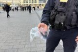 Polizist mit Messer in einer Plastiktüte am Dortmund Hauptbahnhof.