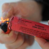 EIn Böller wird angezündet (Symbolbild).