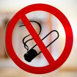 Ein Rauchverbotsschild hängt an einer Tür.