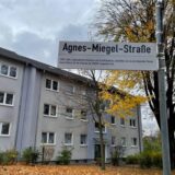 Foto des Straßenschilds der Agnes-Miegel-Straße.