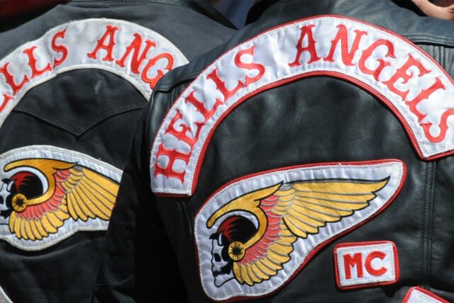 Zwei Personen tragen schwarze Lederjacken mit dem Aufnäher "HELLS ANGELS" und einem emblematischen Flügel- und Totenkopfdesign.
