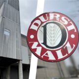 Die alte Mälzerei in Habinghorst von außen, mit dem Durst-Malz-Logo.