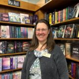 Gerlinde Droste steht in ihrer Buchhandlung in Herten-Mitte vor Bücherregalen.