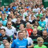 Viele Menschen beim Start des AOK-Firmenlaufs 2025 in Dortmund.