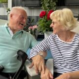 Friedhelm und Erika Tacke auf dem Balkon ihrer Wohnung in Dortmund-Rahm.