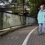 Anwohnerin Anette Vogt erlebt an dieser Engstelle des Nußbaumwegs in Dortmund-Wambel zu Fuß und auf dem Rad häufig brenzlige Situationen.