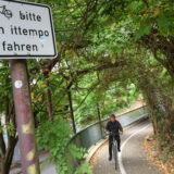 Die Radweg am Nußbaumweg in Wambel ist äußerst schmal. Wenn sich zwei Radfahrer begegnen, wird es eng.
