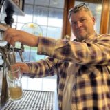 Betreiber Elmar Bök steht hinter der Theke des Brauhaus Rütershoff in Castrop-Rauxel und zapft ein Bier.