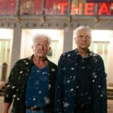 Kriminalhauptkommissar Ivo Batic (Miroslav Nemec) und Kriminalhauptkommissar Leitmayr (Udo Wachtveitl) vor dem Theater.