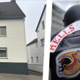 Haus des Ex-Rockers; daneben ein Hells Angel mit Kutte auf seinem Motorrad.