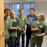 Die Medienscouts Miko, Linus, Damian, Jan und  Noah (v.l.) stehen  an der Tür ihres AG-Raumes.