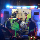 Eine Person wird in einen Krankenwagen geschoben.