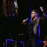 Der Gitarrist der Tribute-Band Ballbreakers während eines Konzerts.