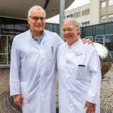 Hermann-Josef Winkelmann und Dr. Elisabeth Winkelmann stehen Arm in Arm vor dem Haupteingang des Gertrudis-Hospitals Westerholt.