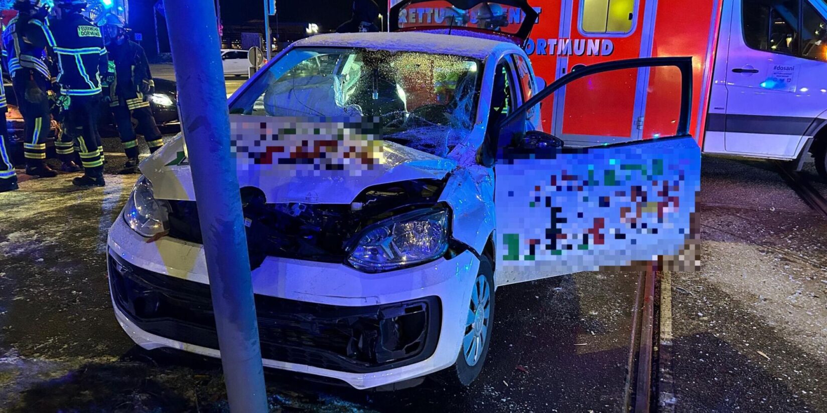 Auto und Stadtbahn auf B1 zusammengestoßen