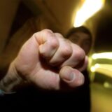 Faust eines Mannes ist aus kurzer Distanz in Richtung Kamera ausgestreckt, die Szene wirkt bedrohlich und steht symbolisch für Gewalt.