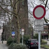 Verkehrschilder am Parkplatz vor der St. Antonius-Kirche in Herten