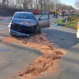 Ein Hertener Rettungswagen steht auf der L511 neben einem verunfallten Pkw.