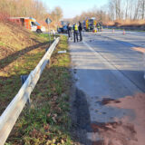 Stark beschädigtes Auto an der L511-Leitplanke, Boden mit Sand abgestreut.