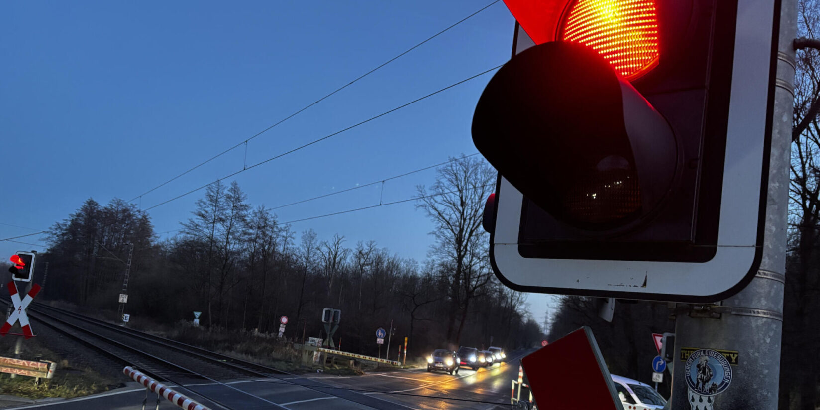 Bahnübergang Deininghauser Weg: Stau durch Schrankenschließung