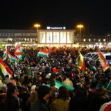 Viele Kurden demonstrieren in Dortmund vor dem Hauptbahnhof.