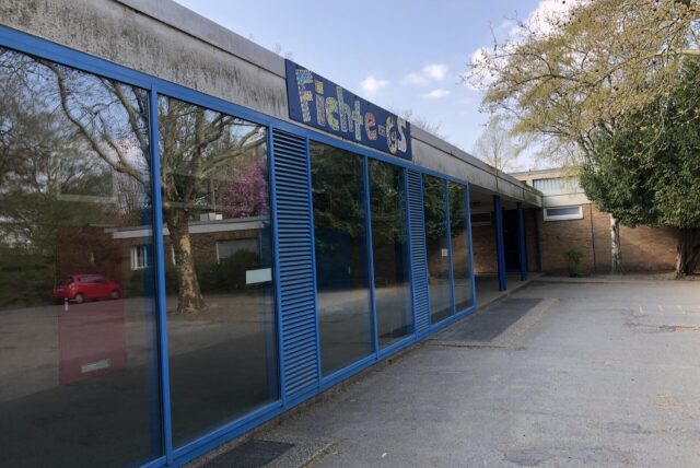 Auf dem Bild ist ein Ausschnitt der Fichte-Grundschule in Neuasseln in Dortmund.