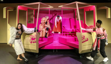 Queere Girlband strandet mit Tour-Bus in der Wüste „I wanna be a Gurrrlband“ im Studio 