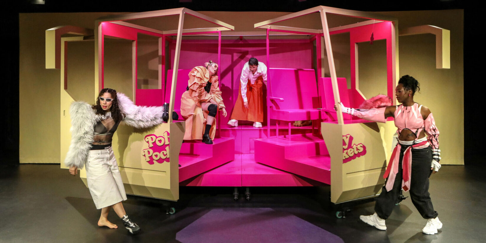 Queere Girlband strandet mit Tour-Bus in der Wüste „I wanna be a Gurrrlband“ im Studio 