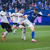 Die Wende im Spiel: Edin Dzeko erzielt das 1:2 gegen den 1. FC Kaiserslautern.