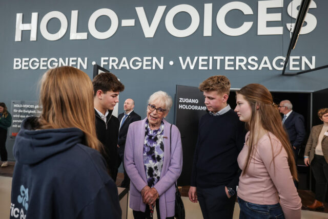 Schüler befragen bei der Eröffnung der Ausstellung „Holo-Voices“ die virtuelle Zeitzeugin Inge Auerbacher.
