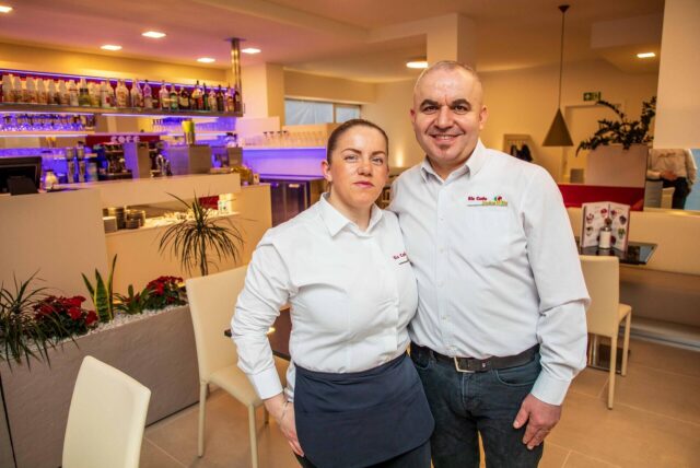 Silvana und Simjon Skarra stehen in ihrem Eiscafé Dolce Vita in Herten.