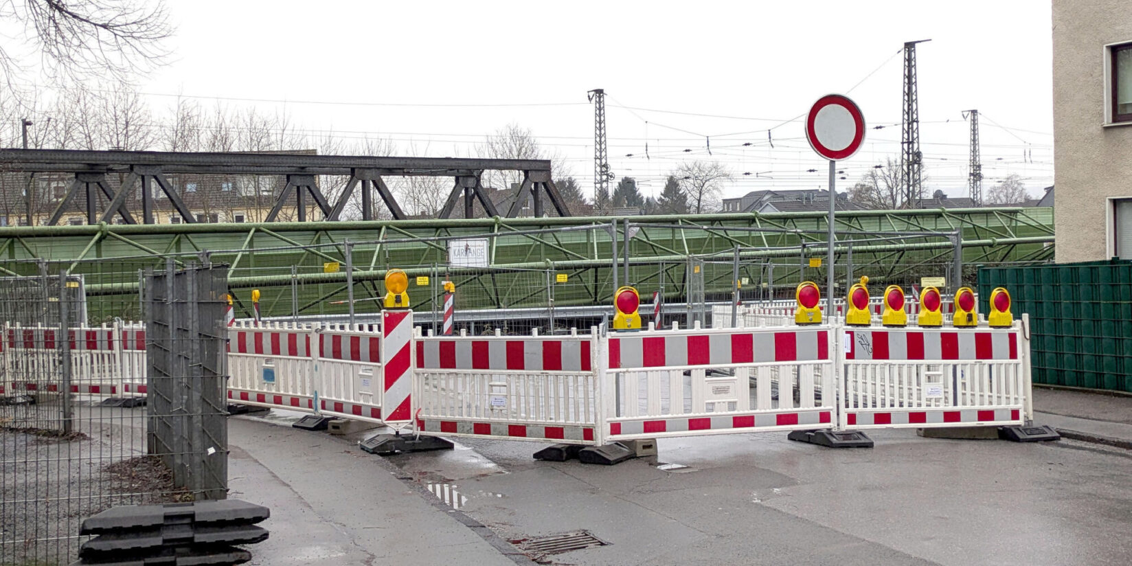 Arbeiten an Eisenbahnbrücke sorgen für Ersatzverkehr und Umleitungen