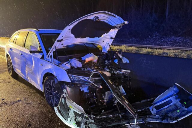 Dieser Pkw verunglückte am Mittwochabend um 19.10 Uhr auf der A42 bei Castrop-Rauxel. Er stieß mit einem Lastwagen zusammen, hieß es von der Unfallstelle.