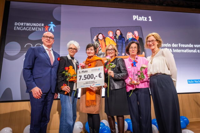 SIGNAL IDUNA-Vorstand Torsten Uhlig und Johanna Lensing-Wolff freuten sich mit den ersten Preisträgerinnen von der Initiative Zonta