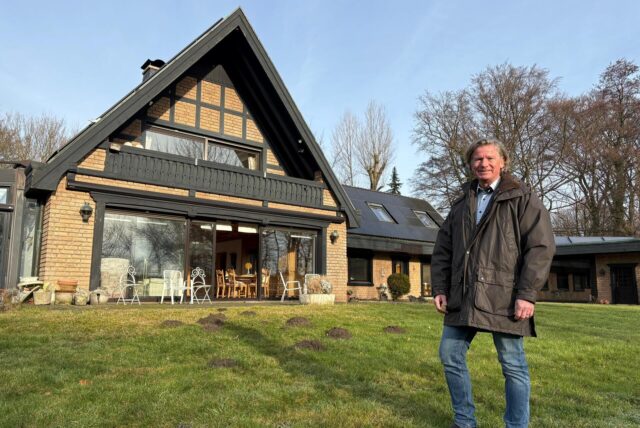 Gregor Bruch steht auf der Wiese vor dem Fachwerk-Landhaus seines Vaters im Dortmunder Norden, das derzeit zum Verkauf steht.