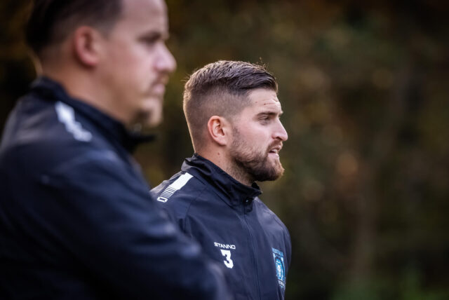 Porträt von Maurice Temme an der Seitenlinie.