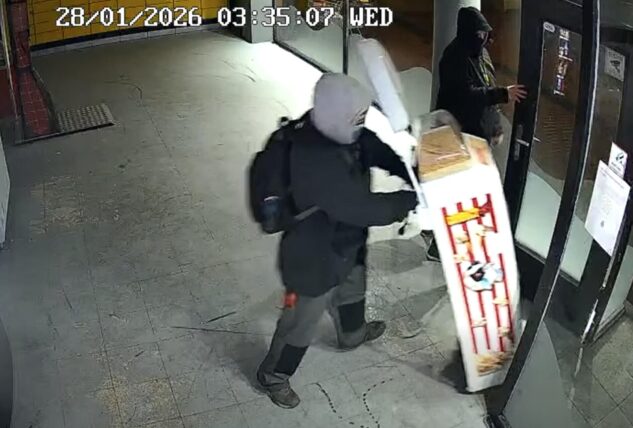 Ein Mann schiebt den Popcorn-Automaten aus dem Ladenlokal von "Sam's Automatenkiosk". Er wiegt rund 40 Kilo und hat einen Wert von über 4000 Euro, sagt der Eigentümer.